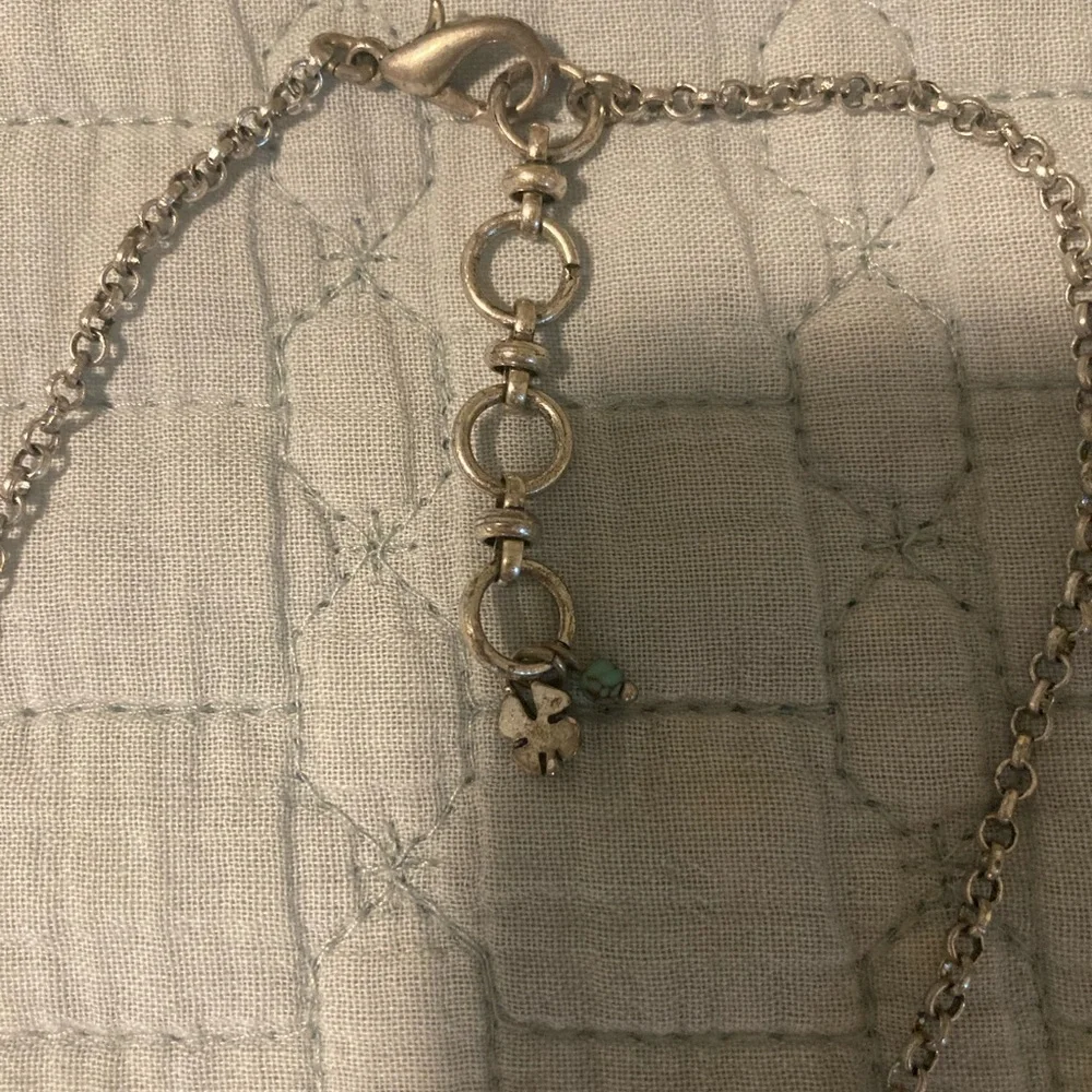 Beautify crafted stone silver tone necklace.